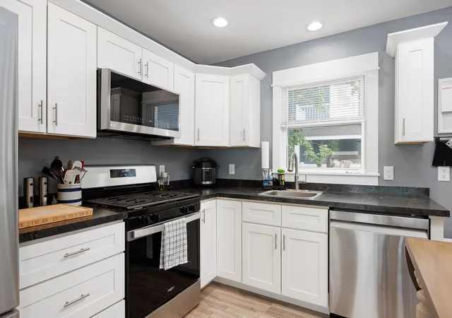 3rd image of 1022 Centre St, Traverse City, MI 49686 | MLS# 80070503