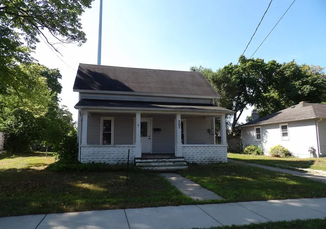 1st image of 207 W 6th St, Clare, MI 48617 | MLS# 50219755