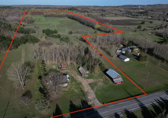 Photo 2 of Single family home for sale at 2768 S Center Hwy, Suttons Bay, MI 49682 | MLS# 80072162 | Listing updated on 2026-08-13