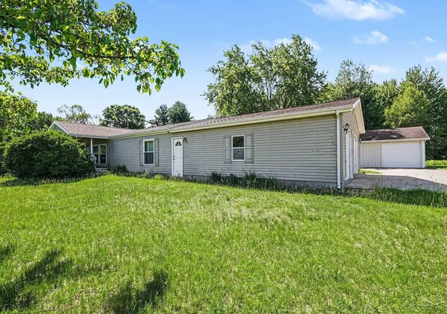 Homes for sale in Chesaning, MI | 12725 Baldwin Dr, Chesaning, MI 48616 | MLS# 50212072