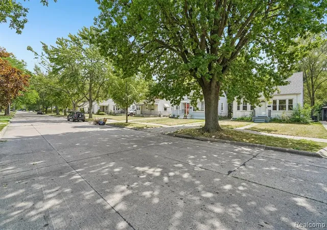 2nd image of 19120 Woodside St, Harper Woods, MI 48225 | MLS# 61022348