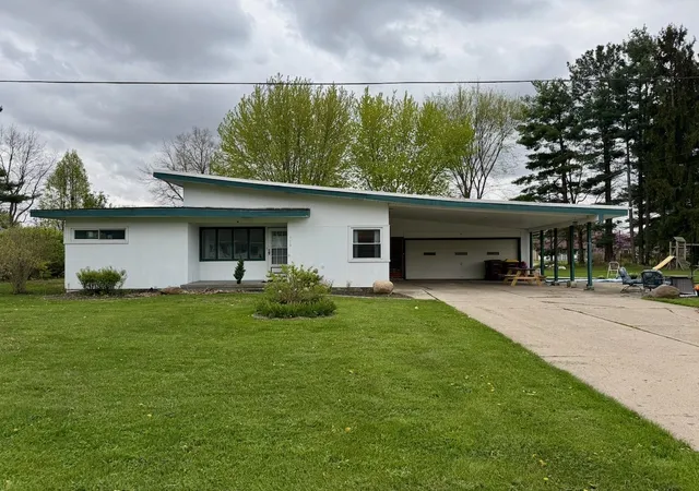 Homes for sale in Chesaning, MI | 710 E Broad St, Chesaning, MI 48616 | MLS# 50206297