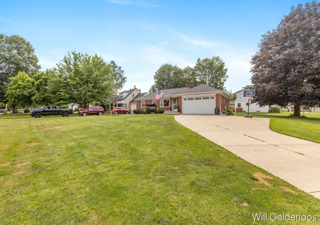 Photo 3 of Sale Pending at 559 Shawmut Blvd, Grand Rapids, MI 49504 | MLS# 70544518 | Listing updated on 2026-08-11