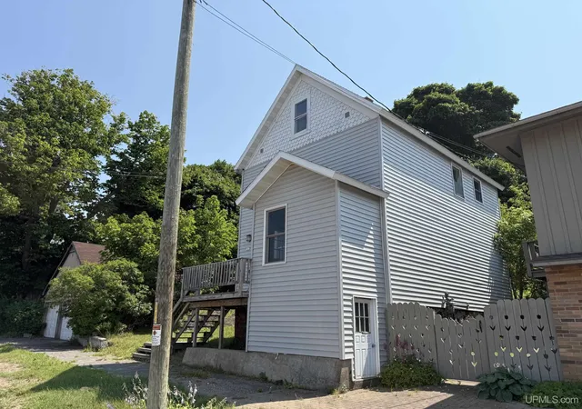 Photo 2 of Single family home for sale at 307 Houghton Ave, Houghton, MI 49931 | MLS# 50216672 | Listing updated on 2026-09-02