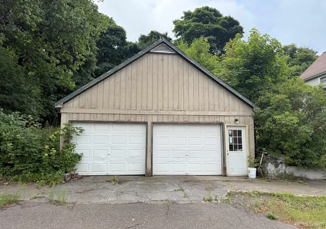 Photo 4 of Single family home for sale at 307 Houghton Ave, Houghton, MI 49931 | MLS# 50216672 | Listing updated on 2026-09-02