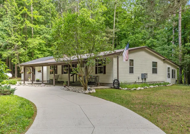 Homes for sale in Six Lakes, MI | 6009 Keeney Dr, Six Lakes, MI 48886 | MLS# 70539078