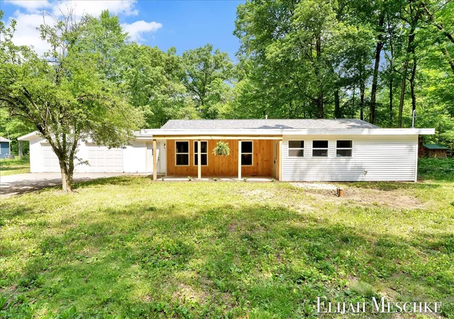 Homes for sale in Howard City, MI | 8938 Mackinaw Trail Dr, Howard City, MI 49329 | MLS# 70538452