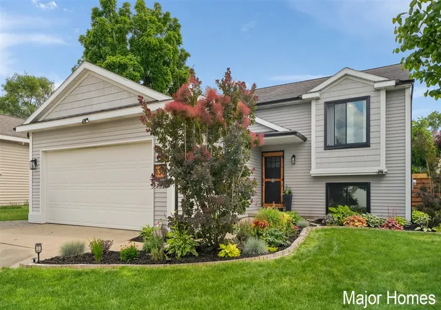 Homes for sale in Kentwood, MI | 130 Regent St, Kentwood, MI 49548 | MLS# 70540925