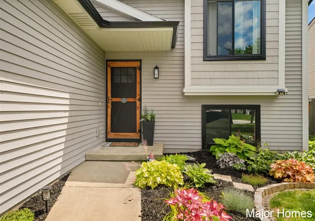 Homes for sale in Kentwood, MI | 130 Regent St, Kentwood, MI 49548 | MLS# 70540925