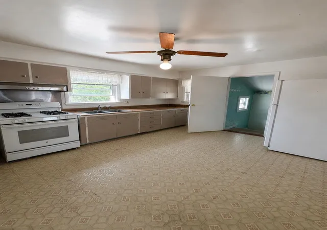Photo 3 of Sale Pending at 503 N Wenona St, Bay City, MI 48706 | MLS# 50218245 | Listing updated on 2026-09-21