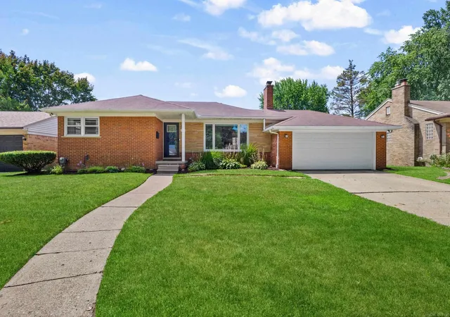 Photo 3 of Sale Pending at 307 Wellington Crescent Blvd, Mount Clemens, MI 48043 | MLS# 50216821 | Listing updated on 2026-08-11