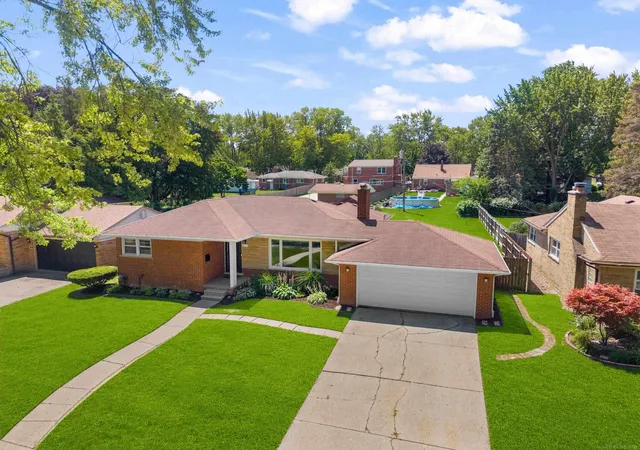 Photo 4 of Sale Pending at 307 Wellington Crescent Blvd, Mount Clemens, MI 48043 | MLS# 50216821 | Listing updated on 2026-08-11