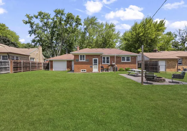 Photo 5 of Sale Pending at 307 Wellington Crescent Blvd, Mount Clemens, MI 48043 | MLS# 50216821 | Listing updated on 2026-08-11
