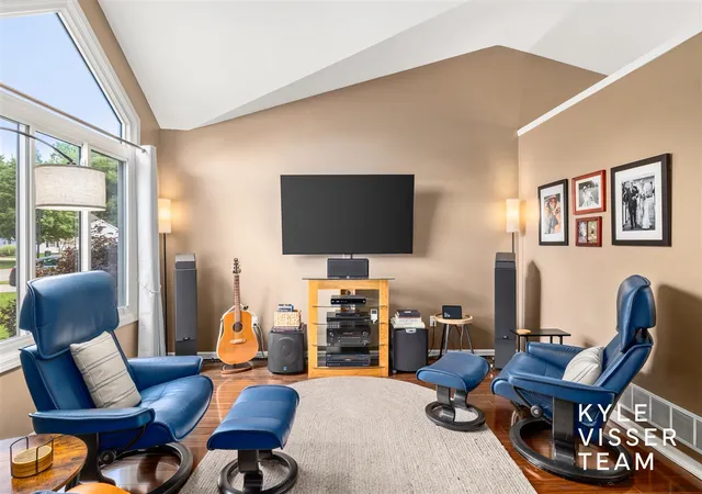 Photo 2 of Sale Pending at 2916 Woodglen St, Grand Rapids, MI 49504 | MLS# 70553338 | Listing updated on 2026-08-23