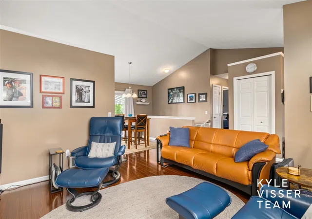 Photo 3 of Sale Pending at 2916 Woodglen St, Grand Rapids, MI 49504 | MLS# 70553338 | Listing updated on 2026-08-23