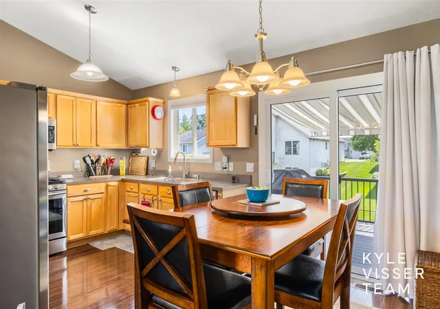 Photo 3 of Sale Pending at 2916 Woodglen St, Grand Rapids, MI 49504 | MLS# 70553338 | Listing updated on 2026-08-23