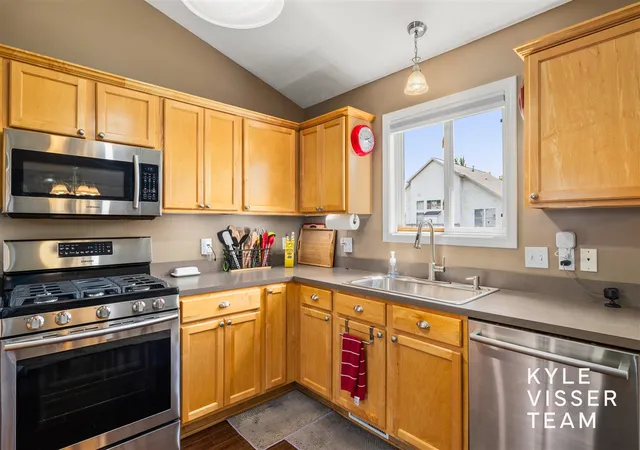 Photo 4 of Sale Pending at 2916 Woodglen St, Grand Rapids, MI 49504 | MLS# 70553338 | Listing updated on 2026-08-23