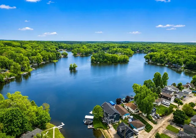 Homes for sale in Pinckney, MI | 11388 Sunset Blvd, Pinckney, MI 48169 | MLS# 60977182