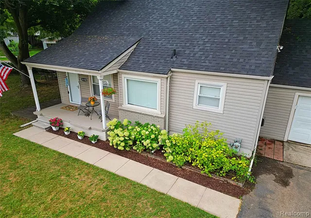Photo 3 of Single family home for sale at 26100 Southwestern Hwy, Redford, MI 48239 2515 | MLS# 61024708 | Listing updated on 2026-08-27