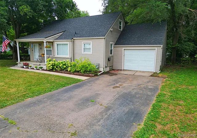 Photo 4 of Single family home for sale at 26100 Southwestern Hwy, Redford, MI 48239 2515 | MLS# 61024708 | Listing updated on 2026-08-27