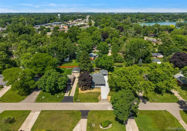 5th image of 2486 Lafay Dr, West Bloomfield, MI 48324 1743 | MLS# 61006572