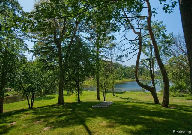 Photo 2 of Sale Pending at 2670 Turtle Lake Dr, Bloomfield Hills, MI 48302 | MLS# 40211083 | Listing updated on 2025-06-30