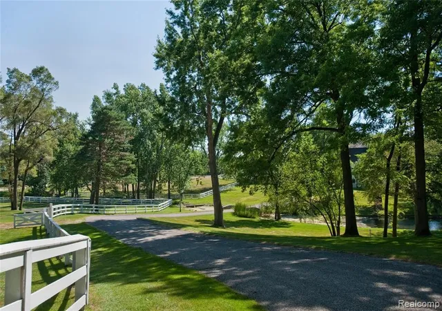 Photo 4 of Sale Pending at 2670 Turtle Lake Dr, Bloomfield Hills, MI 48302 | MLS# 40211083 | Listing updated on 2025-06-30