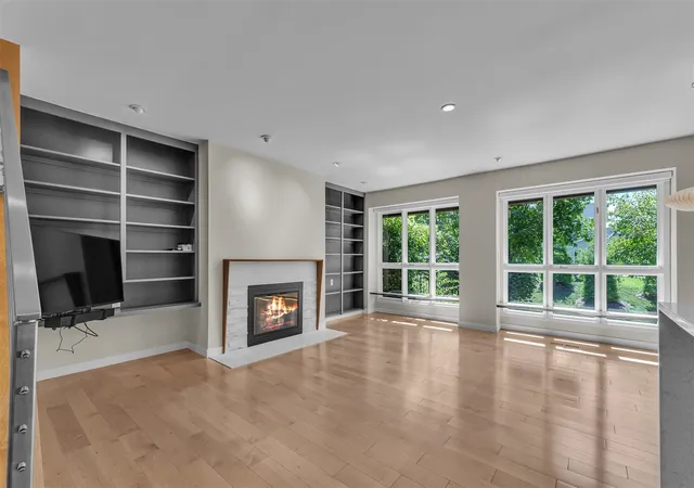 Photo 4 of Condo for sale at 676 Greenhills Dr, Ann Arbor, MI 48105 | MLS# 70554581 | Listing updated on 2026-10-07