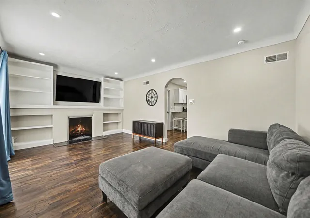Photo 3 of Single family home for sale at 415 Glendale Blvd, Kalamazoo, MI 49004 | MLS# 70547290 | Listing updated on 2026-08-26