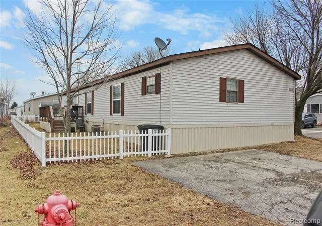 3rd image of 2351 Hiddenview Dr, Newport, MI 48166 | MLS# 60971210