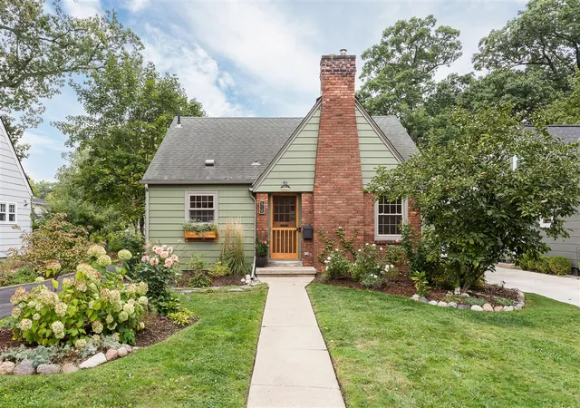 Photo 1 of Single family home for sale at 912 Hutchins Ave, Ann Arbor, MI 48103 | MLS# 70519844 | Listing updated on 2026-04-02