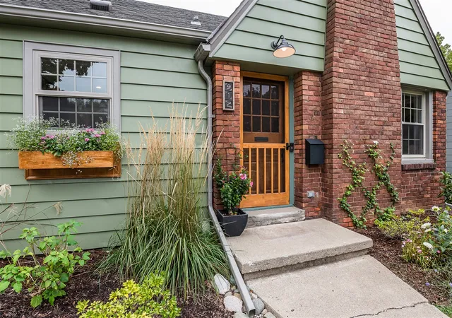 Photo 3 of Single family home for sale at 912 Hutchins Ave, Ann Arbor, MI 48103 | MLS# 70519844 | Listing updated on 2026-04-02