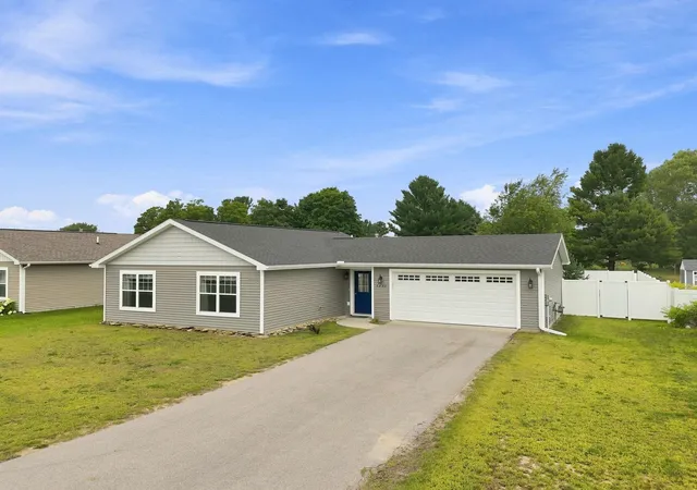 Photo 1 of Single family home for sale at 4950 Meadowlark Ln, Traverse City, MI 49685 | MLS# 80072056 | Listing updated on 2026-09-17