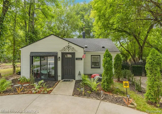 Photo 1 of Single family home for sale at 21485 Indian St, Southfield, MI 48033 | MLS# 61019050 | Listing updated on 2026-08-19
