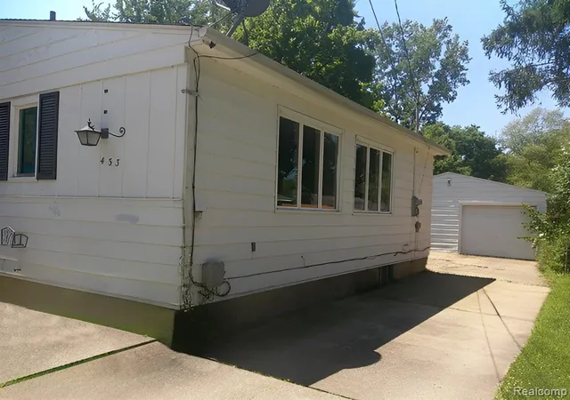 Homes for sale in Flushing, MI | 433 Crestview St, Flushing, MI 48433 | MLS# 61010139