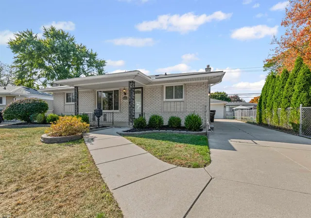 Photo 2 of Single family home for sale at 40453 Regency Dr, Sterling Heights, MI 48313 | MLS# 50191969 | Listing updated on 2025-10-23