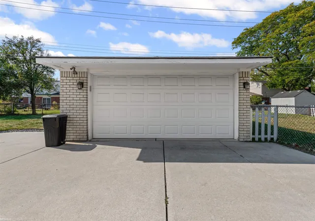 Photo 3 of Single family home for sale at 40453 Regency Dr, Sterling Heights, MI 48313 | MLS# 50191969 | Listing updated on 2025-10-23