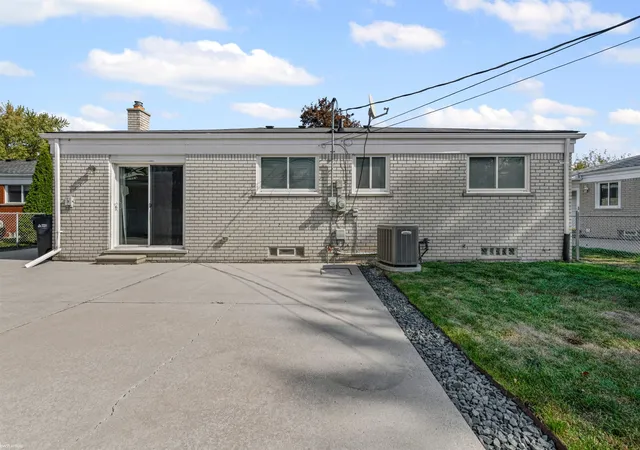 Photo 3 of Single family home for sale at 40453 Regency Dr, Sterling Heights, MI 48313 | MLS# 50191969 | Listing updated on 2025-10-23