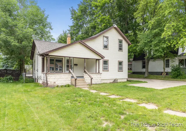 Photo 3 of Single family home for sale at 227 E Division St, Rockford, MI 49341 | MLS# 70542270 | Listing updated on 2026-08-10
