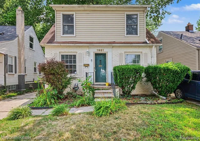 Photo 1 of Single family home for sale at 1981 Roslyn Rd, Grosse Pointe Woods, MI 48236 1049 | MLS# 61013819 | Listing updated on 2026-09-16