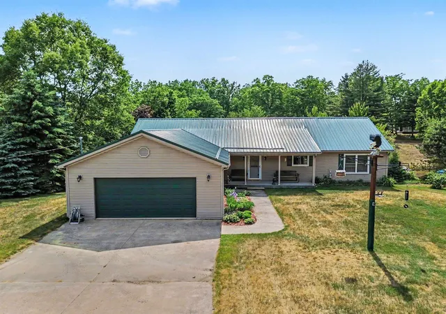 2nd image of 4181 Edgewater Dr, Harrison, MI 48625 | MLS# 50211171