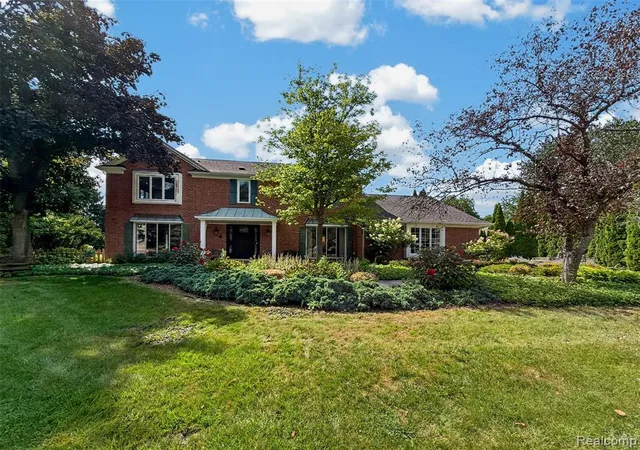 Photo 2 of Sale Pending at 2427 Red Maple Ct, Troy, MI 48098 2225 | MLS# 61025103 | Listing updated on 2026-08-30