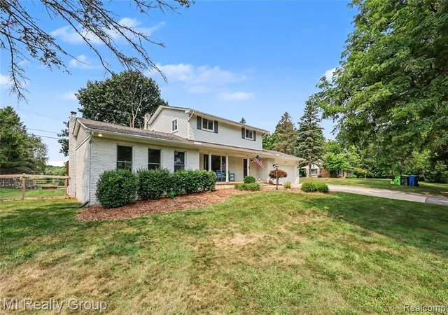 Photo 3 of Sale Pending at 3426 Hadden Rd, Rochester, MI 48306 | MLS# 61020353 | Listing updated on 2026-08-29