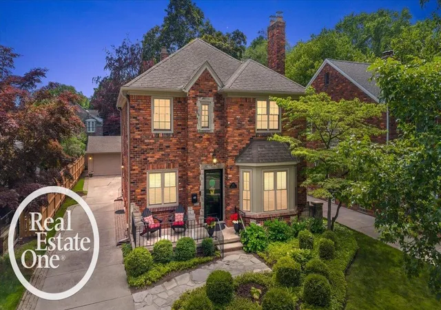 Homes for sale in Grosse Pointe Farms, MI | 305 Moran Rd, Grosse Pointe Farms, MI 48236 | MLS# 50212614
