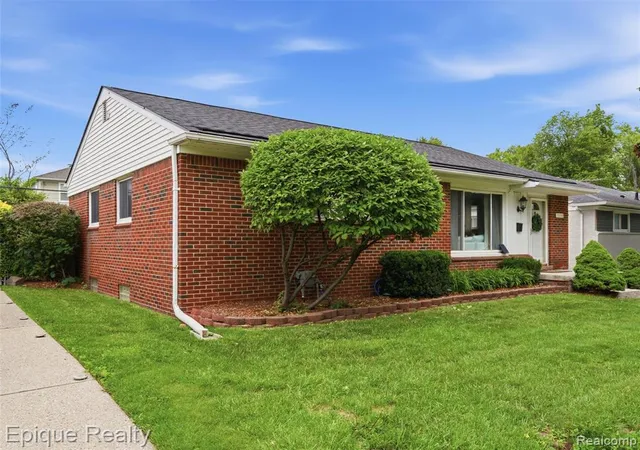 Photo 3 of Sale Pending at 1114 W 13 Mile Rd, Royal Oak, MI 48073 2413 | MLS# 61010742 | Listing updated on 2026-10-20