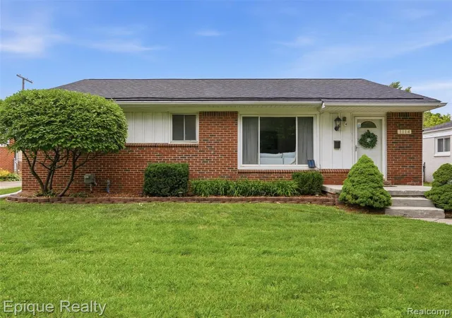 Photo 4 of Sale Pending at 1114 W 13 Mile Rd, Royal Oak, MI 48073 2413 | MLS# 61010742 | Listing updated on 2026-10-20
