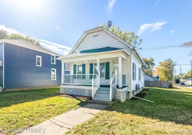 Photo 1 of Single family home for sale at 1433 Poplar St, Port Huron, MI 48060 | MLS# 60945988 | Listing updated on 2026-08-14