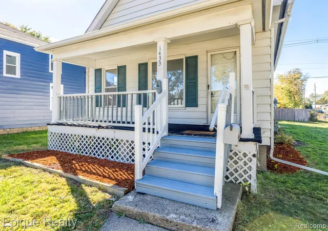 Photo 2 of Single family home for sale at 1433 Poplar St, Port Huron, MI 48060 | MLS# 60945988 | Listing updated on 2026-08-14