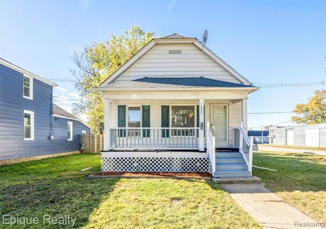Photo 3 of Single family home for sale at 1433 Poplar St, Port Huron, MI 48060 | MLS# 60945988 | Listing updated on 2026-08-14