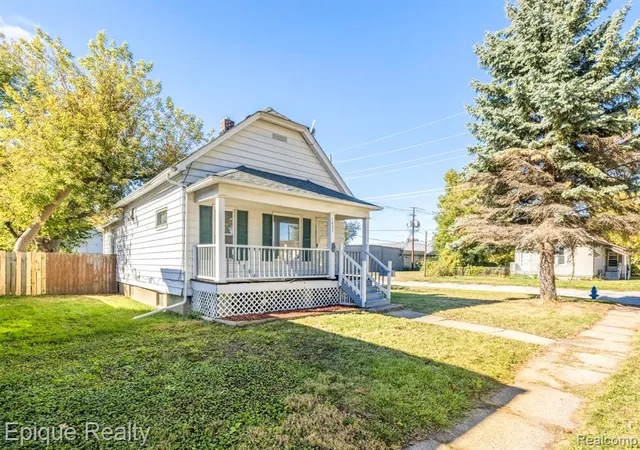 Photo 3 of Single family home for sale at 1433 Poplar St, Port Huron, MI 48060 | MLS# 60945988 | Listing updated on 2026-08-14
